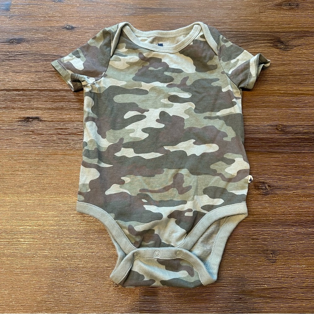 6/20$ Baby GAP Camouflage Short Sleeve Bodysuit/Onesie size 12-18 Months
